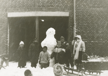 861369 Afbeelding van een stel kinderen bij een sneeuwpop voor de onderdoorgang naar de Oranjehof in de Jan ...